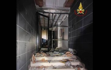 Roma ordigno esplode davanti allingresso di un condominio indagini in corso 364x230