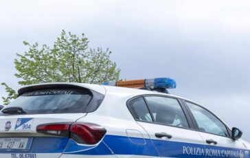 Roma scontro tra auto e moto muore 22enne in via Ostiense 364x230