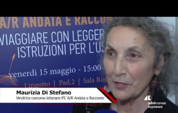 Salone Libro Di Stefano vincitrice concorso FS Emozionata di aprire lantologia Viaggiare con 364x230