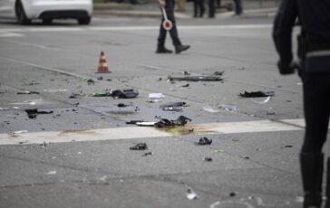 Scontro tra auto e moto a Milano nella notte morto un 21enne 364x230