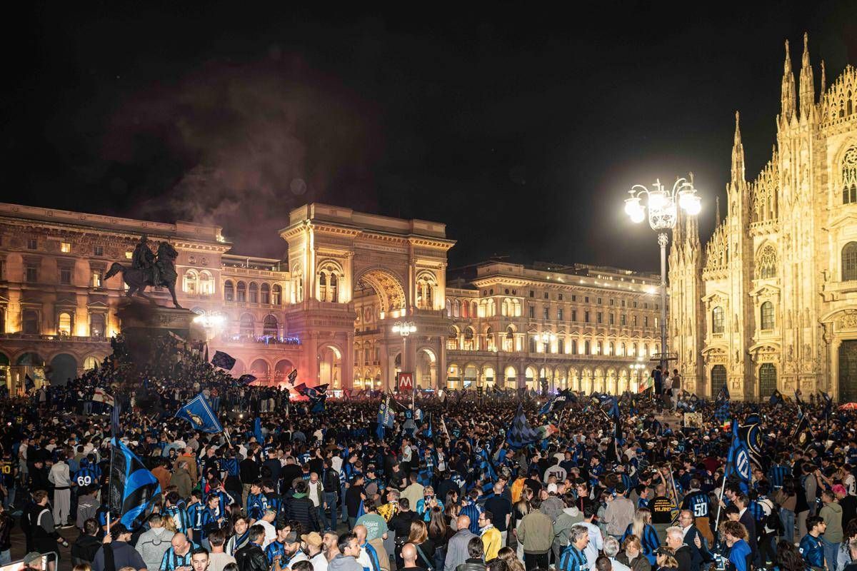Scudetto Inter, da Amadeus a Tananai: chi c'era alla festa in piazza Duomo