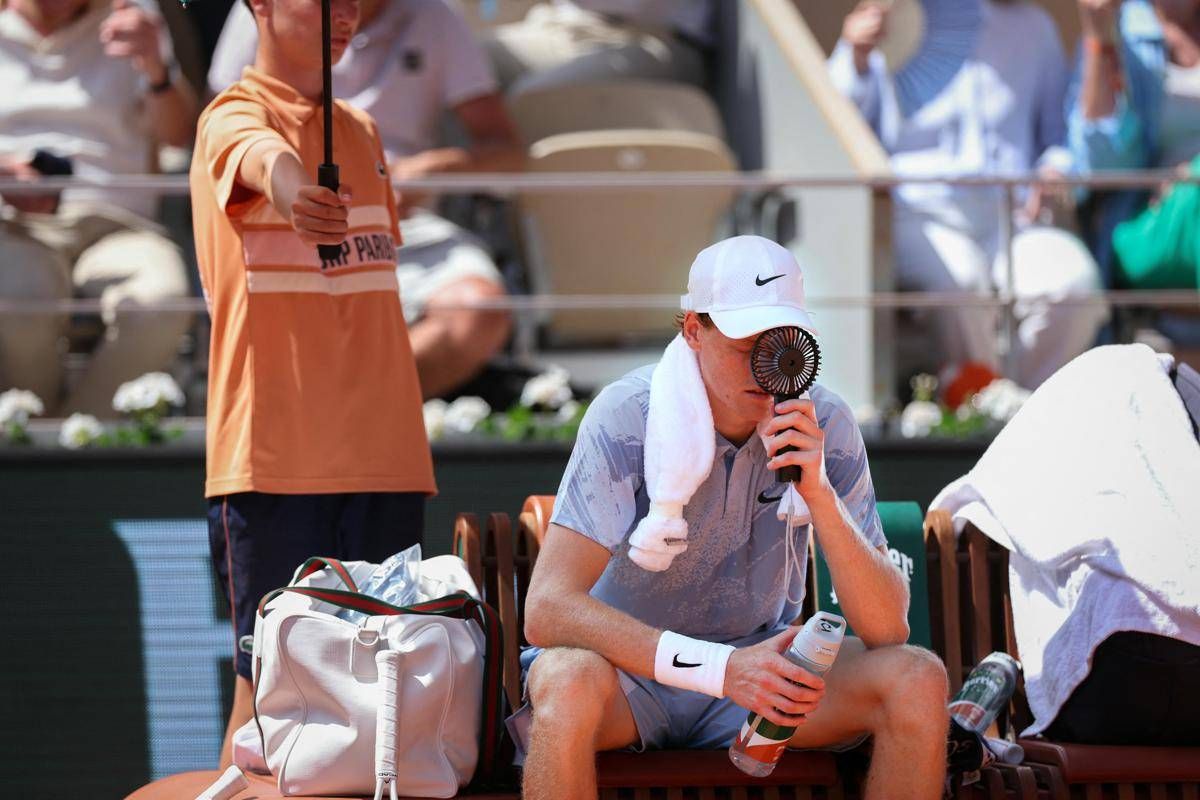 Sinner, crollo fisico al Roland Garros per una 'cascata fisiologica': cosa è successo