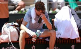 Sinner ko tra vomito e crampi choc al Roland Garros. Jannik eliminato da Cerundolo 265x160