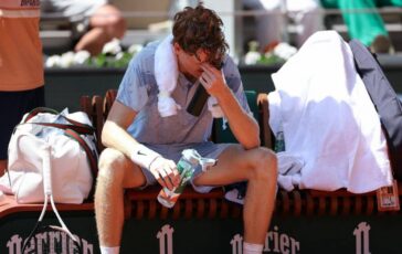 Sinner ko tra vomito e crampi choc al Roland Garros. Jannik eliminato da Cerundolo 364x230