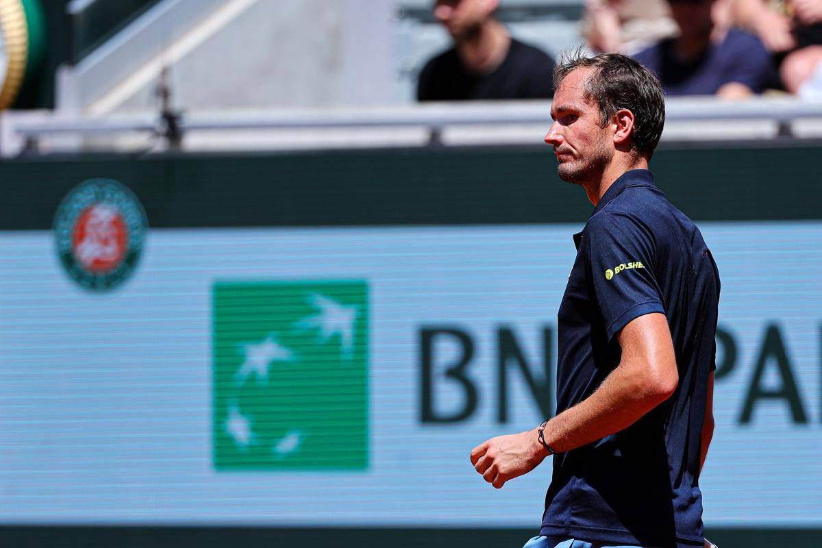 Sorpresa al Roland Garros, Medvedev subito eliminato: niente big match con Sinner in semifinale