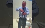 stati uniti il segretario della salute kennedy cattura 2 serpenti a mani nude e viene morso 2