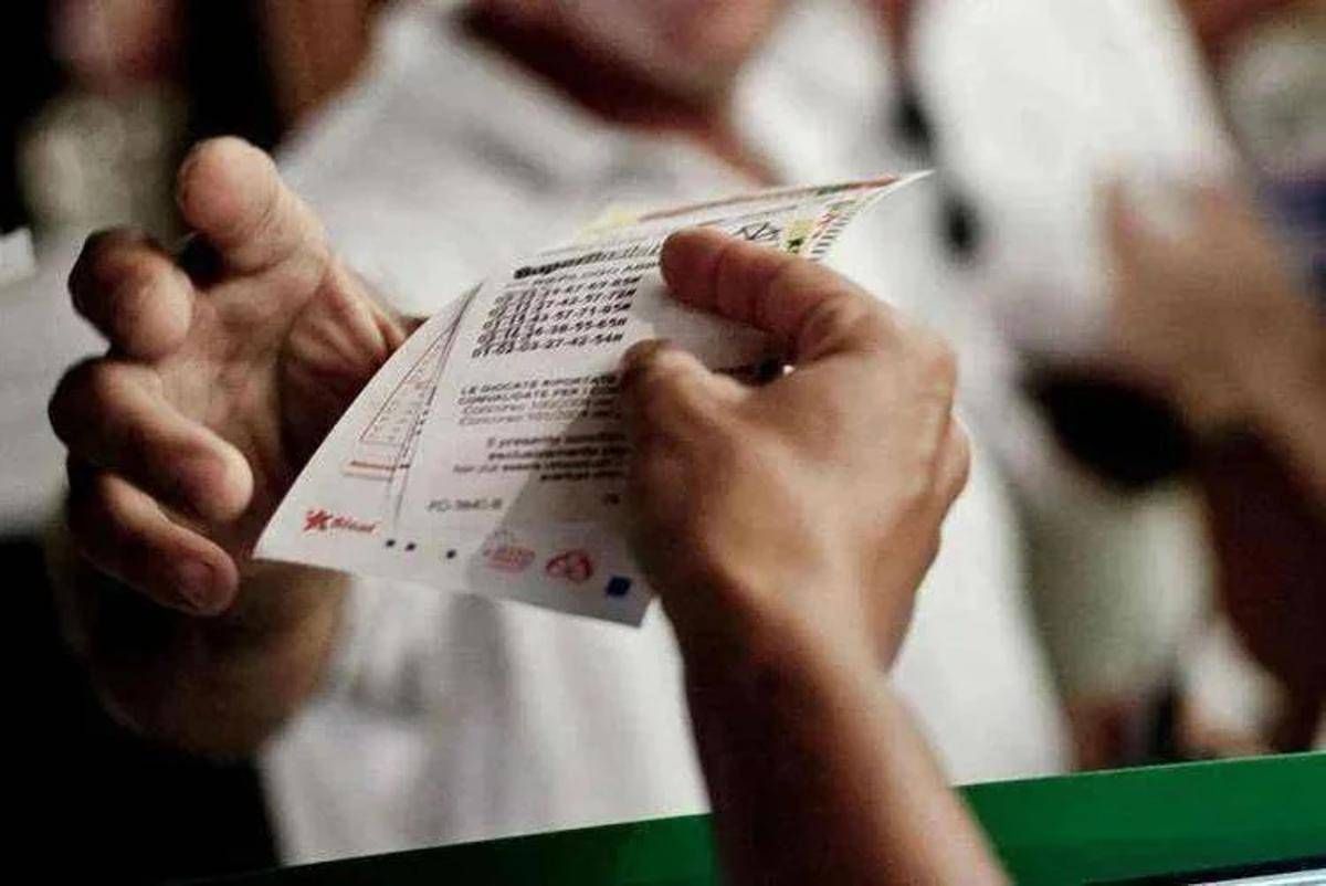 Superenalotto, numeri combinazione vincente oggi 4 maggio