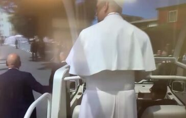 Terra dei Fuochi il Papa in piazza ad Acerra incontro con sindaci e cittadini poster 364x230