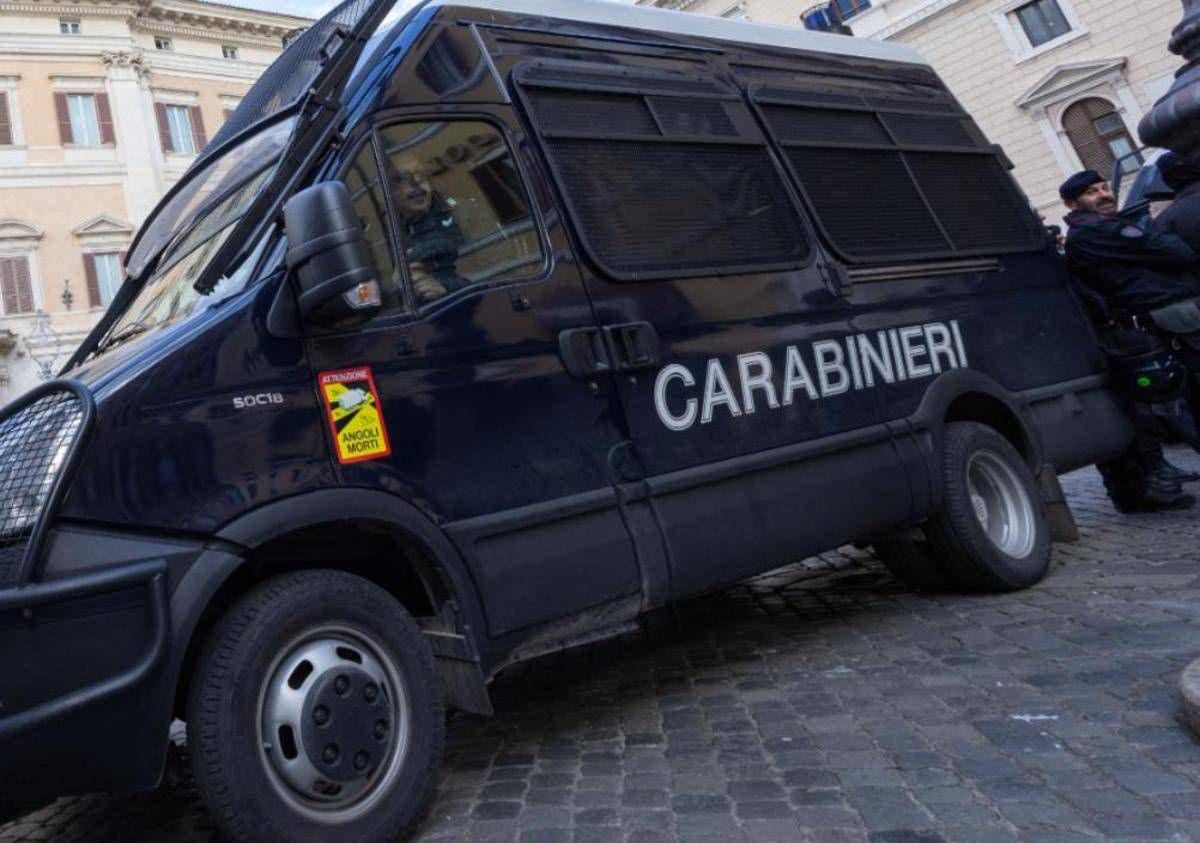 Traffico di droga, estorsione e armi: sgominata associazione a Roma vicina a clan Senese