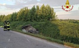 Travolti da un furgone mentre vanno al lavoro in bici morti due operai nel Mantovano 265x160