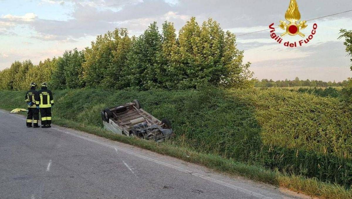 Travolti da un furgone mentre vanno al lavoro in bici: morti due operai nel Mantovano