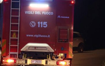 Trieste incendio in un palazzo muore una 77enne sei intossicati in ospedale. Ipotesi sigaretta lasciata accesa 364x230