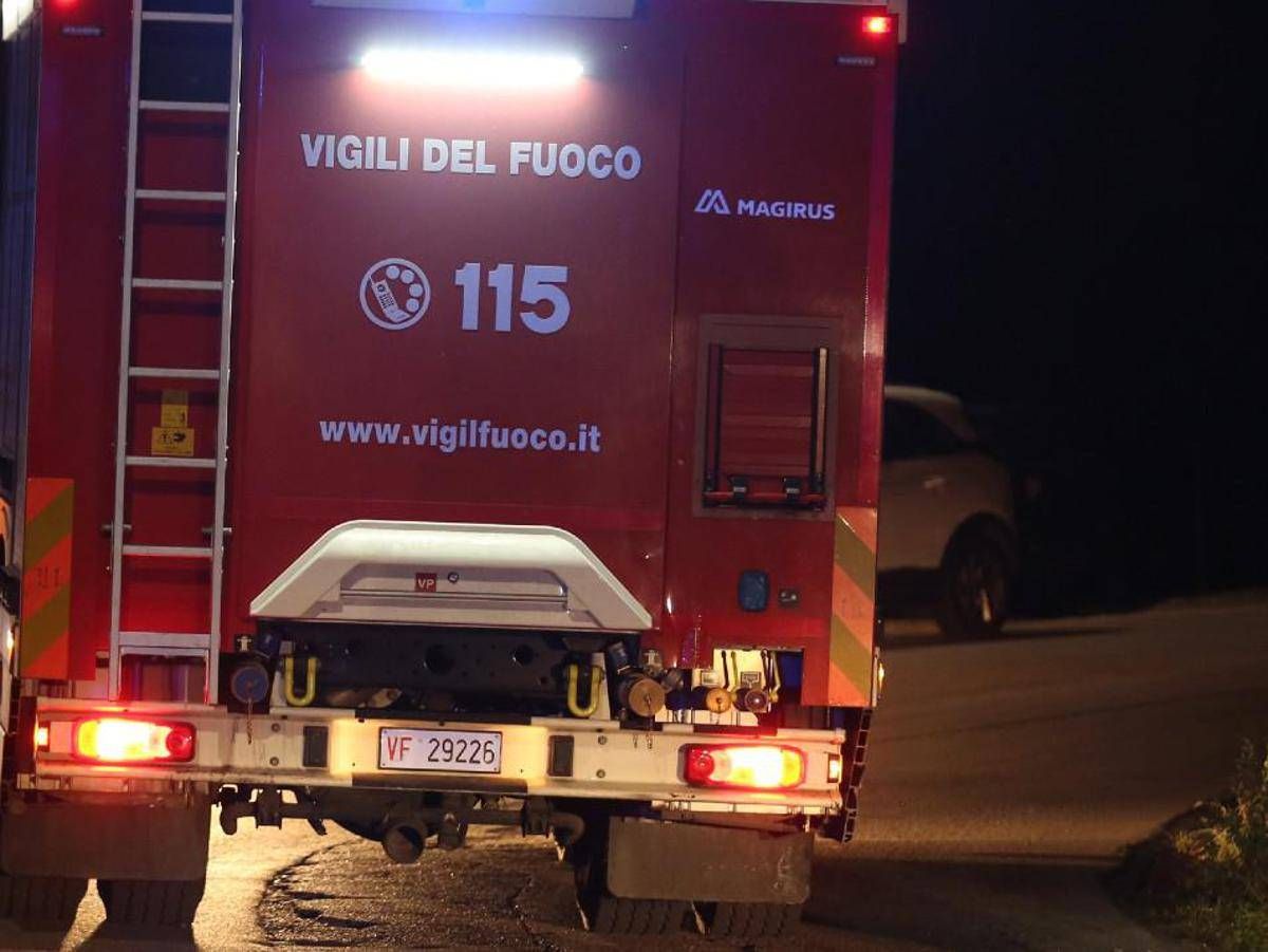 Trieste, incendio in un palazzo: muore una 77enne, sei intossicati in ospedale. Ipotesi sigaretta lasciata accesa