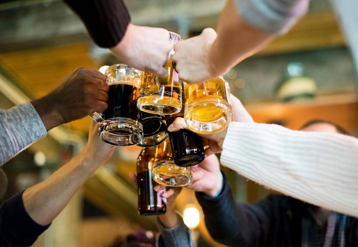 "Troppi voli dirottati a causa di passeggeri ubriachi", Ryanair chiede di vietare l'alcol negli aeroporti al mattino