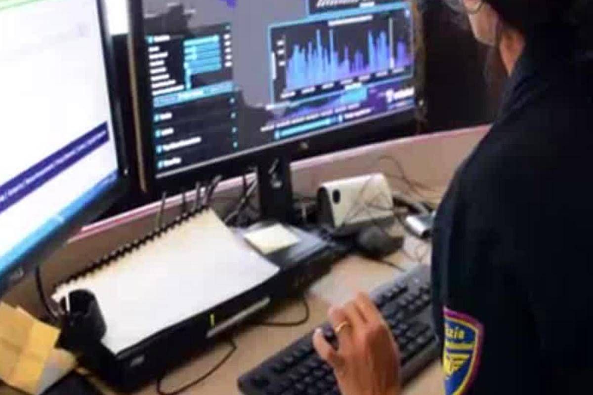 Truffa del finto poliziotto con l'Ai. A Roma dopo la prof tocca alla moglie del docente universitario, colpo da 150mila euro