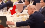 trump apre il taccuino di xi al banchetto di stato la sbirciatina diventa virale 2