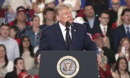 Trump contro il contestatore al comizio Vai a casa da mamma poster 265x160