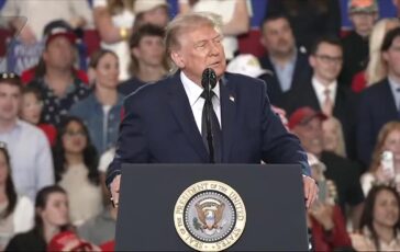 Trump contro il contestatore al comizio Vai a casa da mamma poster 364x230