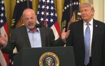 Trump show alla Casa Bianca con la star di Affari di famiglia 364x230