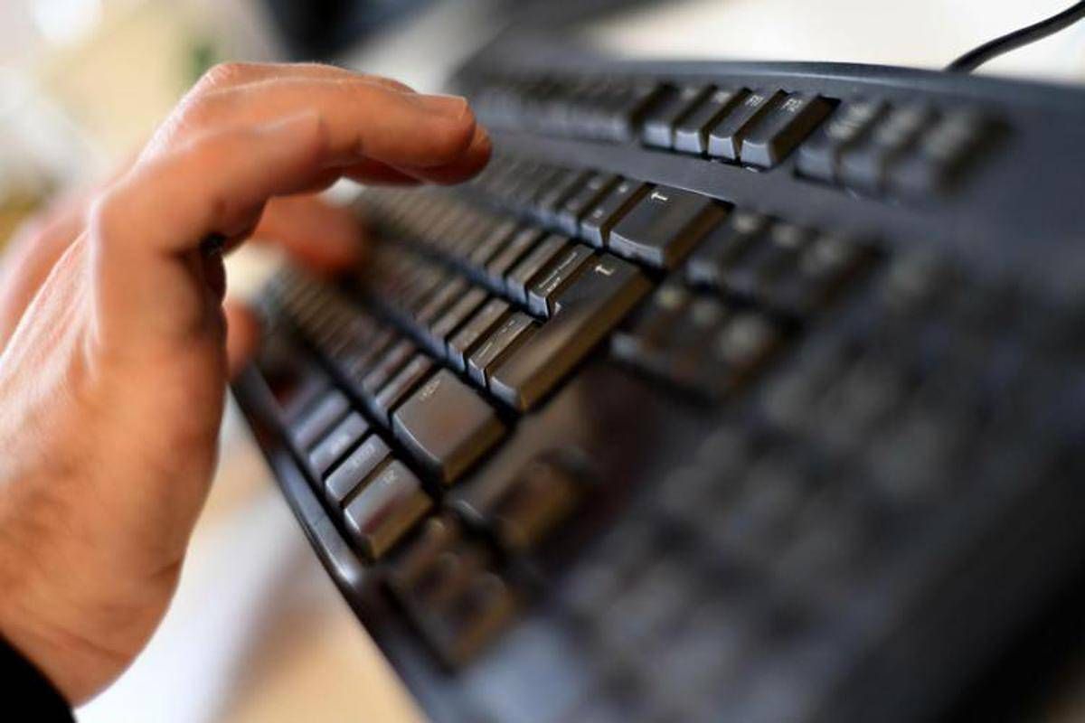 Vai nella camera a gas insulti choc sui social a una prof delluniversita di Pisa denunciato 40enne