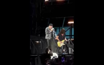Vasco Rossi Il potere e una droga al governo ci sono dei drogati poster 364x230