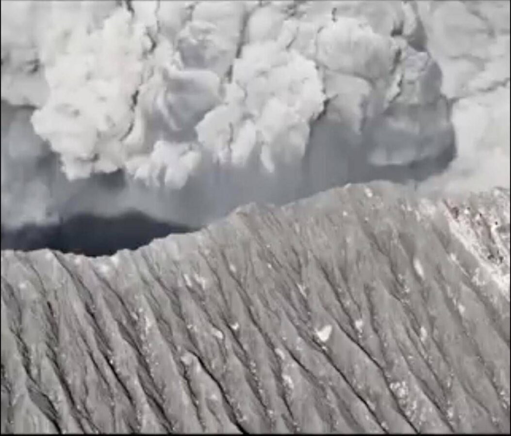 Vulcano erutta in Indonesia, muoiono tre escursionisti sul monte Dukono