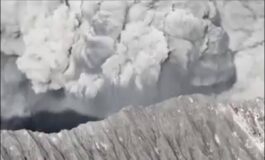 Vulcano erutta in Indonesia muoiono tre escursionisti sul monte Dukono 265x160