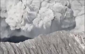 Vulcano erutta in Indonesia muoiono tre escursionisti sul monte Dukono 364x230