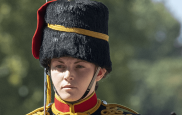 Windsor dramma davanti al re Carlo soldatessa 24enne muore dopo una caduta da cavallo 364x230