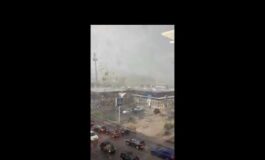 Zaia Ecco il tornado che porta via il tetto di alcuni capannoni 265x160
