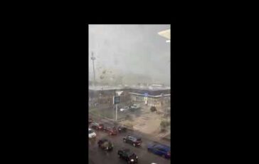Zaia Ecco il tornado che porta via il tetto di alcuni capannoni 364x230