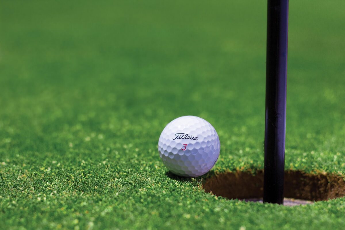 Passo Costalunga in estate: golf, sentieri panoramici e luoghi da scoprire