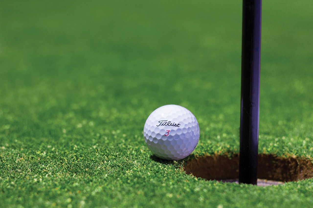 https://static.adhubmedia.com/notizie_it/wp-content/uploads/2026/05/alpenrose-karerseecom-pexels-golf-1284012-1280.jpg