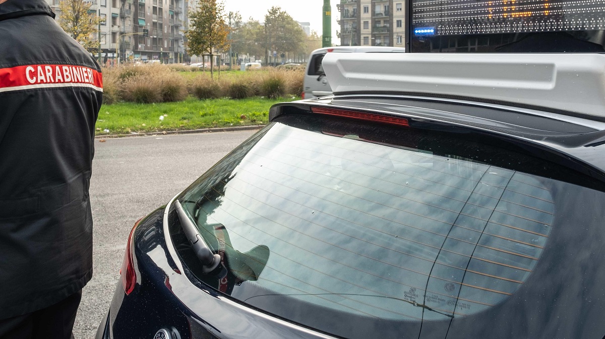 Caso choc a Palermo, auto trasformata in scuolabus abusivo: a bordo 14 minori