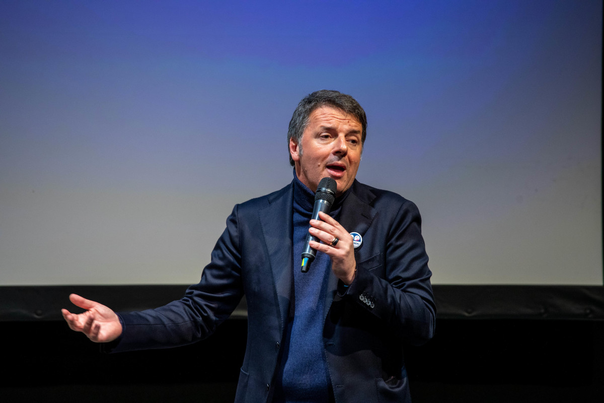 https://static.adhubmedia.com/notizie_it/wp-content/uploads/2026/05/matteo-renzi-attacca-giorgia-meloni-con-i-manifesti-sui-treni-quando-cera-lei-c5ae8817.jpg