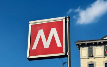 metro rossa bloccata milano
