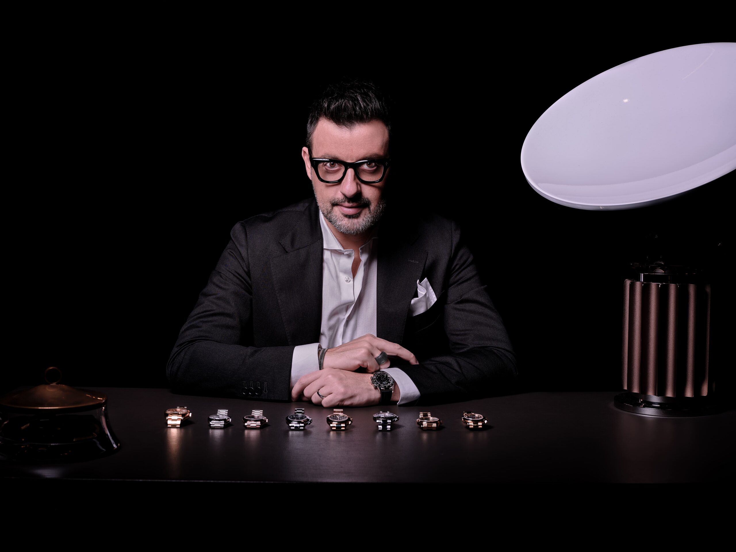 https://static.adhubmedia.com/notizie_it/wp-content/uploads/2026/05/roberto-verde-goldfingers-scaled.jpg