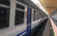 Terribile incidente: scuolabus travolto da un treno in un passaggio a livello