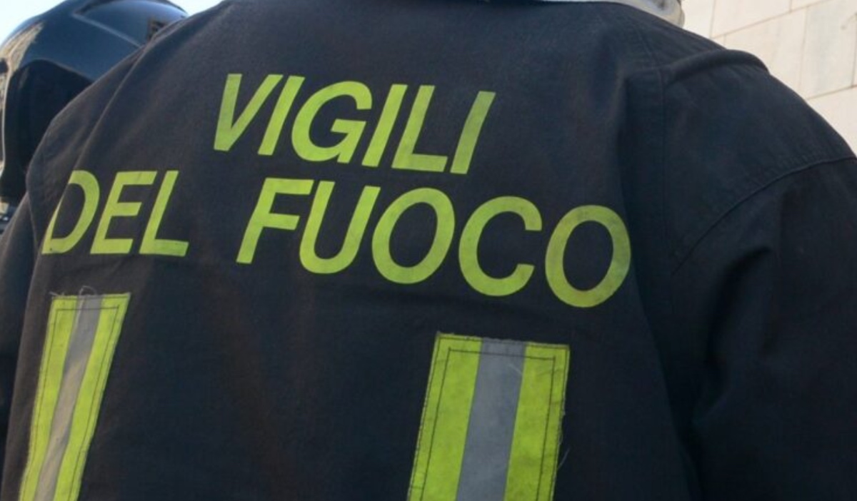 Incendio in una carrozzeria a Settimo Torinese: evacuati i palazzi vicini