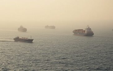 Trump: via il blocco navale, le navi ferme nello Stretto di Hormuz possono ripartire