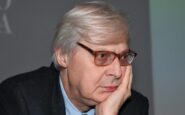 001-critico-arte-ex-volto-tv-fatto-ritrarre-davanti-fans