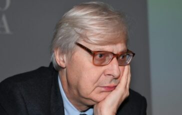 001-critico-arte-ex-volto-tv-fatto-ritrarre-davanti-fans