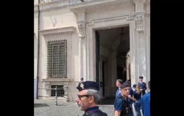 2 giugno Bersaglieri a Palazzo Chigi concerti in Piazza Colonna per la Festa della Repubblica poster 364x230