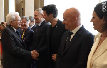 2 giugno Mattarella saluta artisti e sportivi coinvolti nello spettacolo per gli 80 anni della Repubblica 364x230