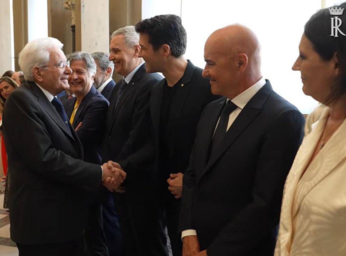 2 giugno, Mattarella saluta artisti e sportivi coinvolti nello spettacolo per gli 80 anni della Repubblica