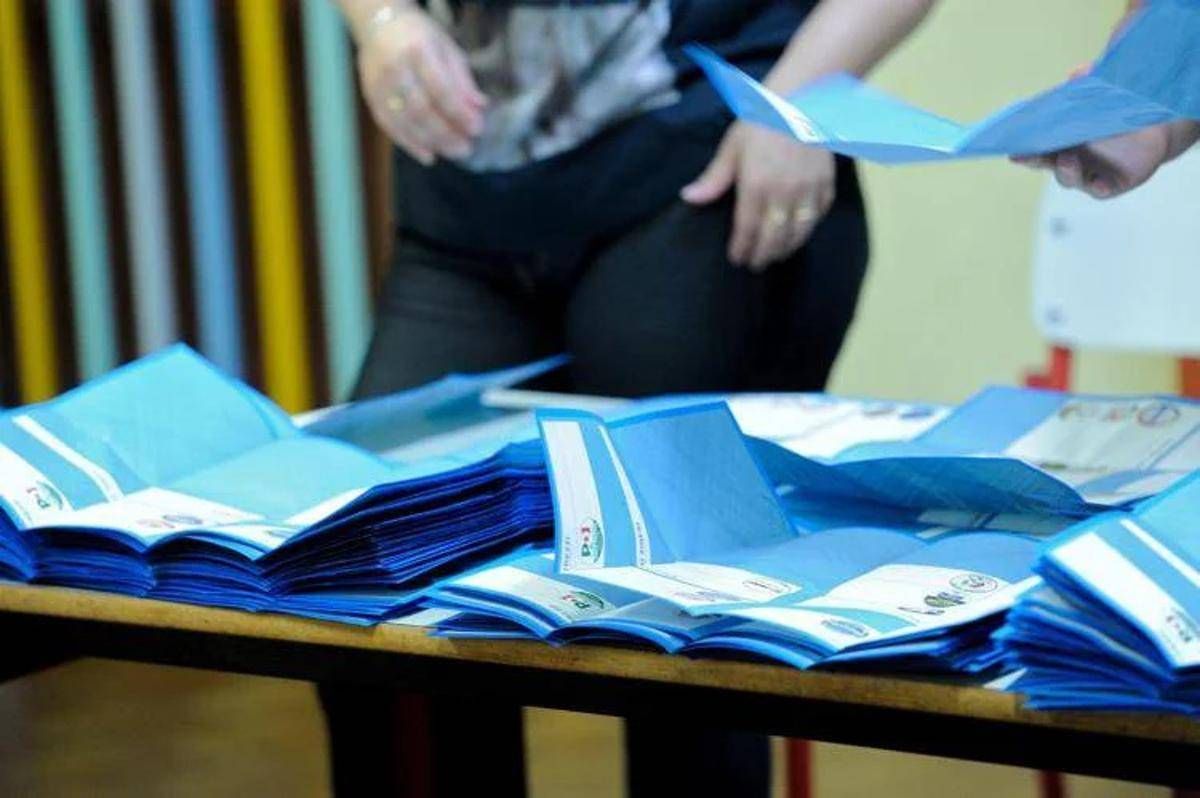 Amministrative, ballottaggi in pareggio. Meloni: "Confermata nostra forza". Schlein: "Ha problemi con calcolatrice"