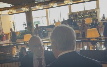 Assemblea elettiva Figc stretta di mano Abete Malago prima dellinizio 364x230