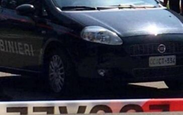 Auto esce di strada e finisce in un fosso a Grosseto muore un uomo di 34 anni ferita una bimba 364x230