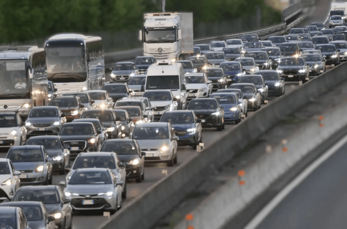 Autostrade, in coda per traffico e cantieri: da oggi scatta il rimborso del pedaggio