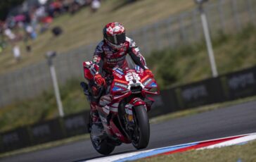 Bagnaia vince sprint MotoGp in Repubblica Ceca cade Bezzecchi ordine di arrivo e classifica piloti aggiornata 364x230